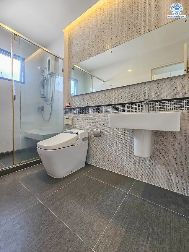 *****บ้านเดี่ยวมือสองกรุงเทพมหานคร โครงการ มัณฑนา เลค วัชรพล เนื้อที่กว้าง 55.4 ตร.ว. ฟังก์ชัน 3 ห้องนอน 3 ห้องน้ำ 2 ที่จอดรถ แถมฟรี! 4 เครื่องปรับอากาศ 2 เครื่องทำน้ำอุ่น บนทำเลแห่งการเดินทาง เชื่อมต่อ ถนนลำลูกกา, ถนนพหลโยธิน ใกล้รถไฟฟ้าสายสีเขียว "สถานีสายหยุด" ประมาณ 20 นาทีก็ถึง